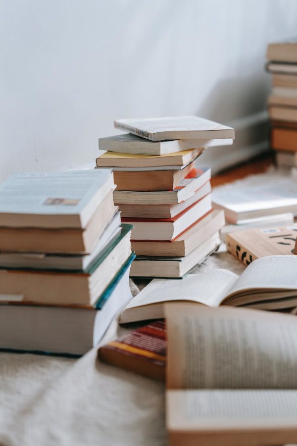 https://www.pexels.com/photo/close-up-photo-of-stack-of-books-7034089/